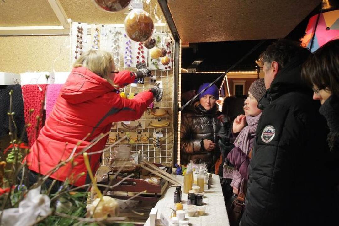 Klaipėdoje eglutė įžiebta pagal S. Nėries „Senelės pasaką“ (papildyta)