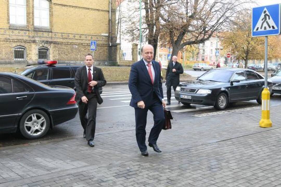 Ministrai važinėja po Klaipėdą