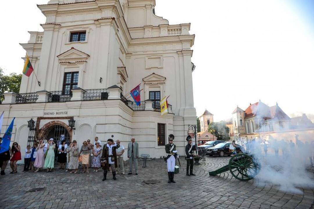 Rotušės 470-asis jubiliejus: patrankos šūviai ir puošnios damos