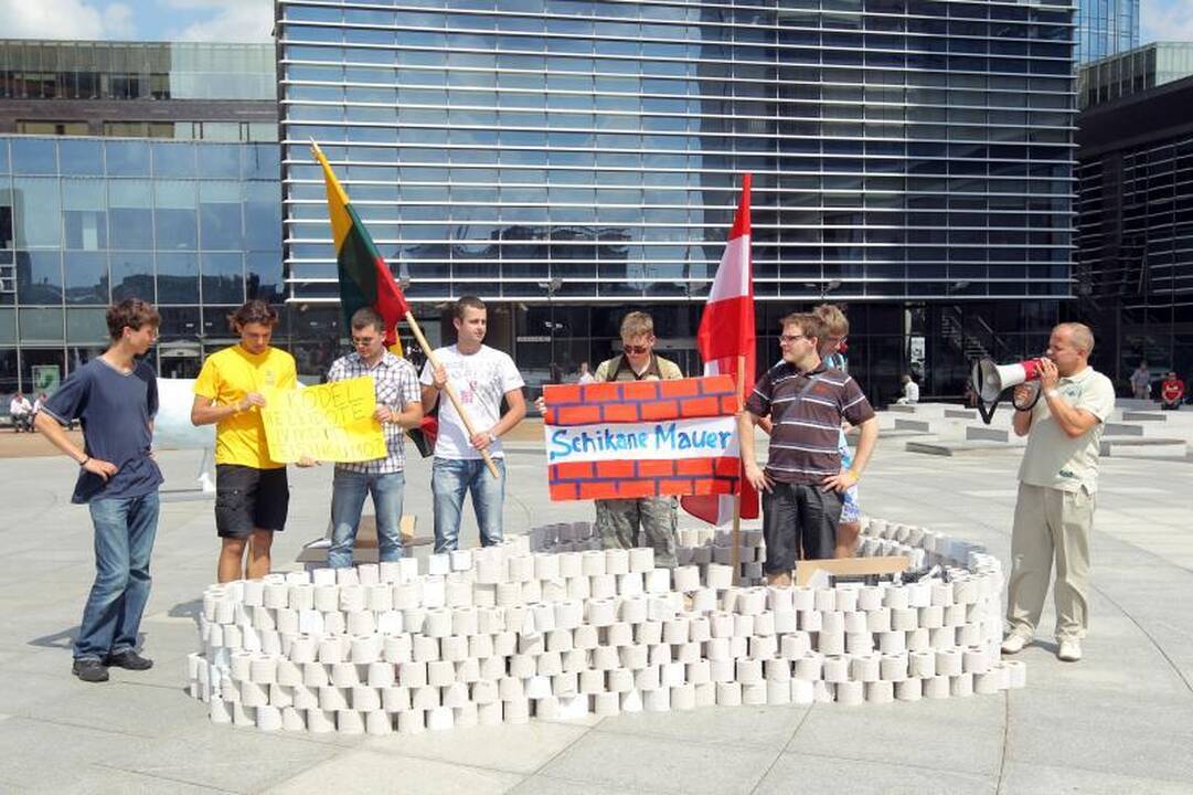 Europos aikštėje – tualetinė protesto akcija