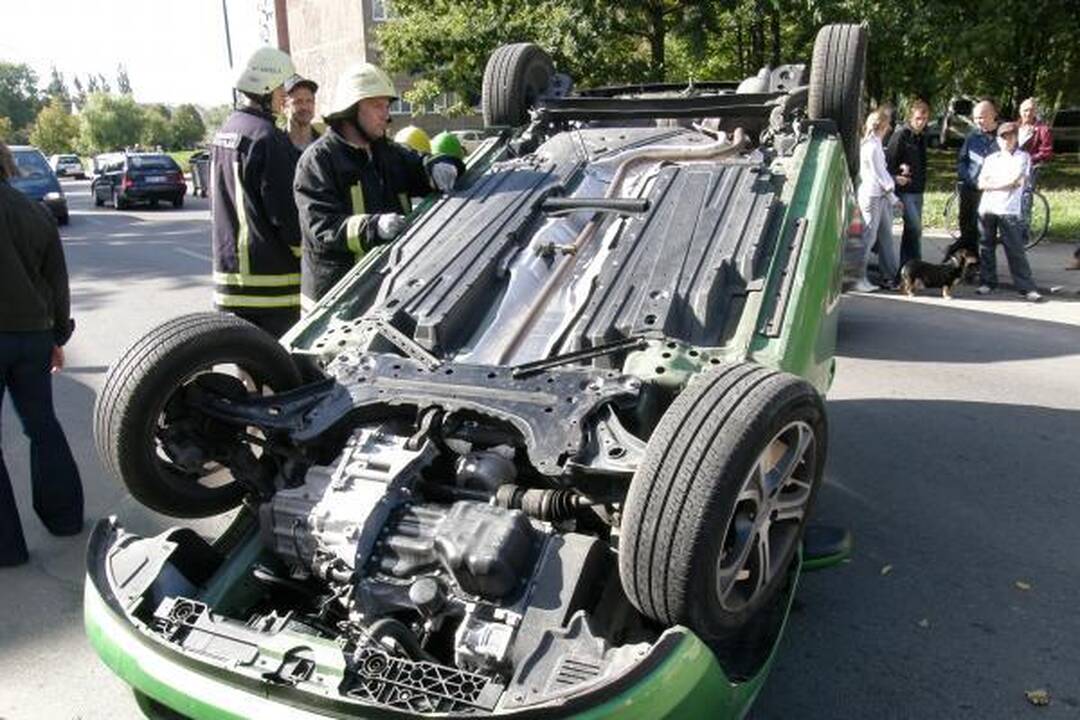 Užstrigus vairui apsivertė klaipėdietės „Mazda“