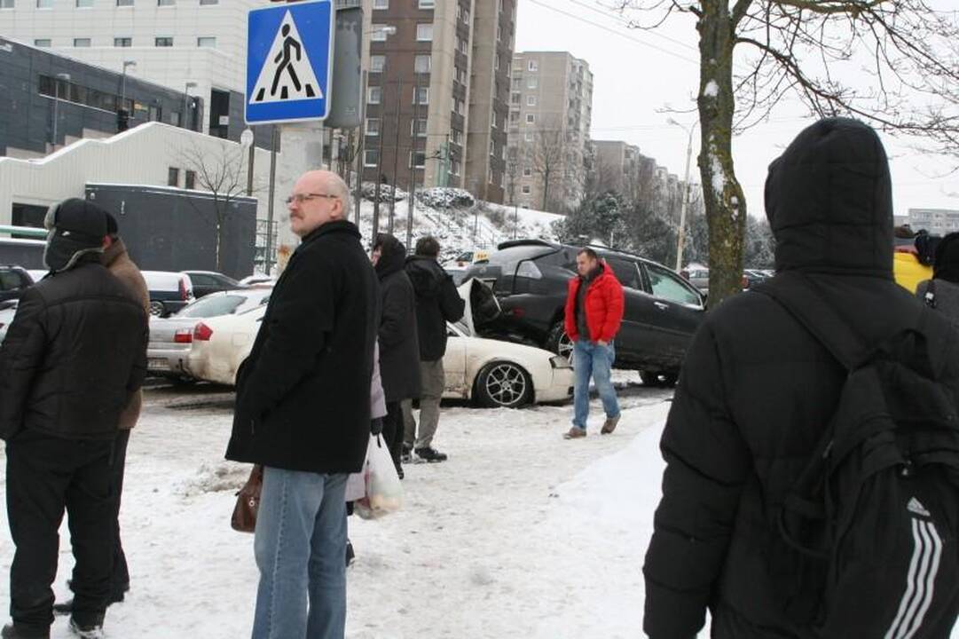 Vilniuje „Audi“ taranavo automobilius   