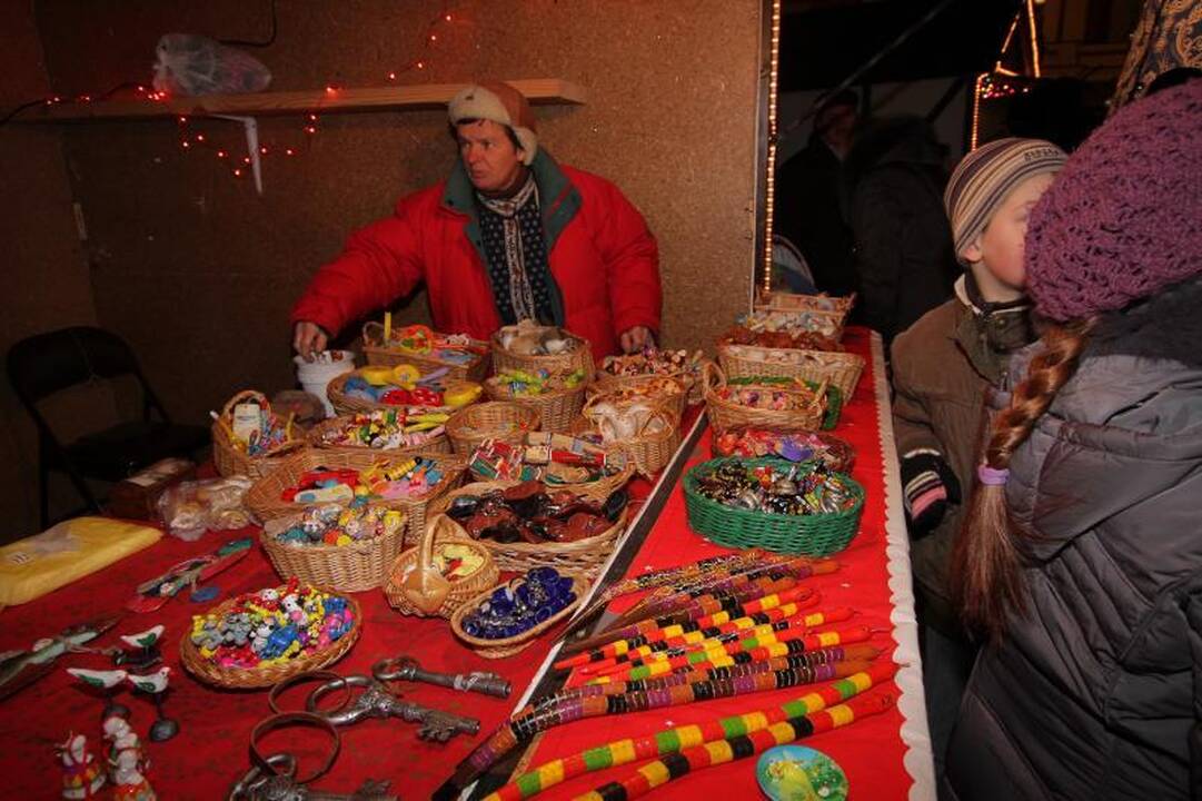 Klaipėdoje eglutė įžiebta pagal S. Nėries „Senelės pasaką“ (papildyta)