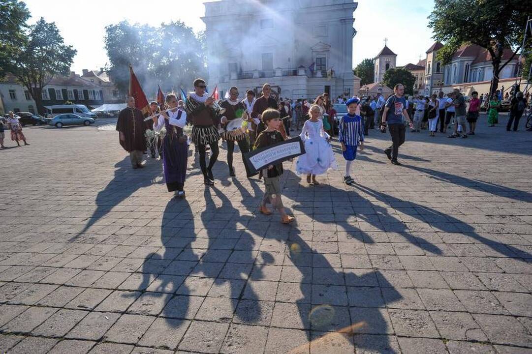 Rotušės 470-asis jubiliejus: patrankos šūviai ir puošnios damos
