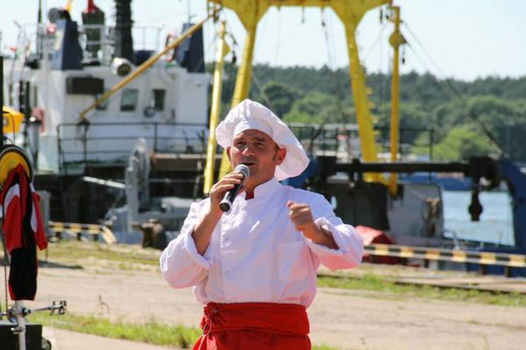Cirko žmonės šėlioja su minia Jūros šventės dalyvių