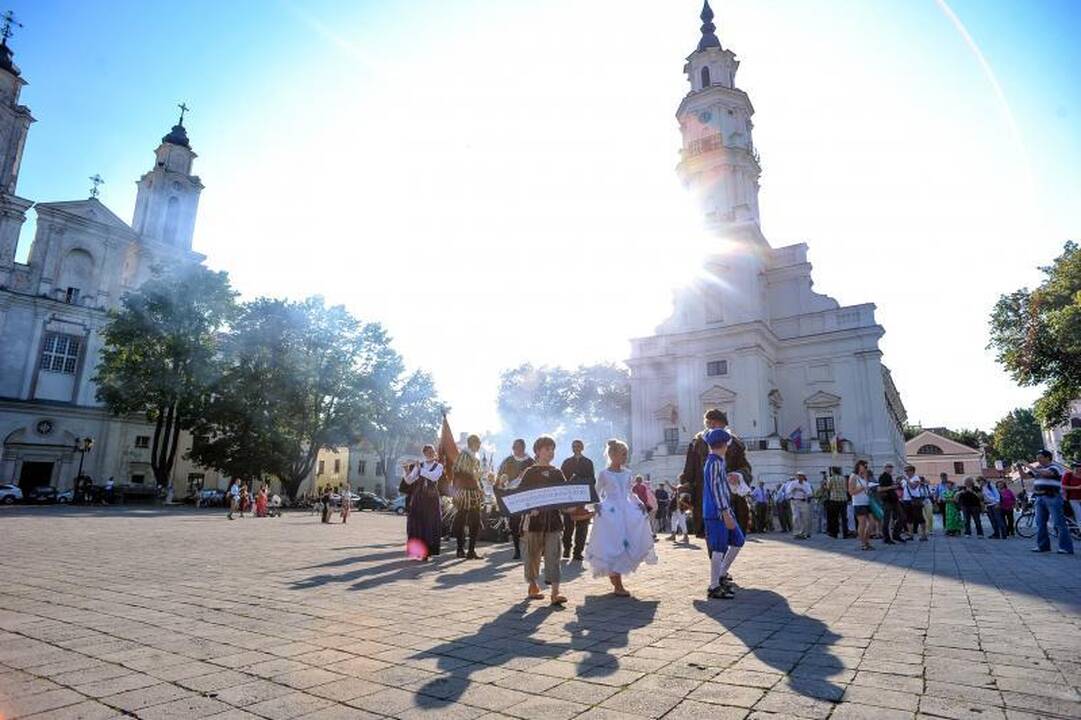 Rotušės 470-asis jubiliejus: patrankos šūviai ir puošnios damos