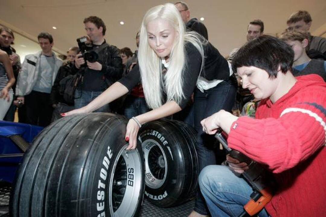 Vilniuje pristatyta "Formulės 1" bolidų paroda