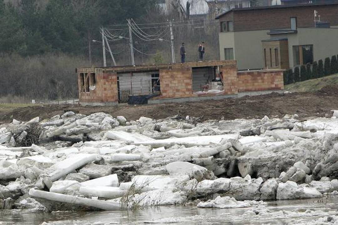 Neris priviliojo gausybę smalsuolių, Nevėžis išsiliejo į pievas (dar papildyta)