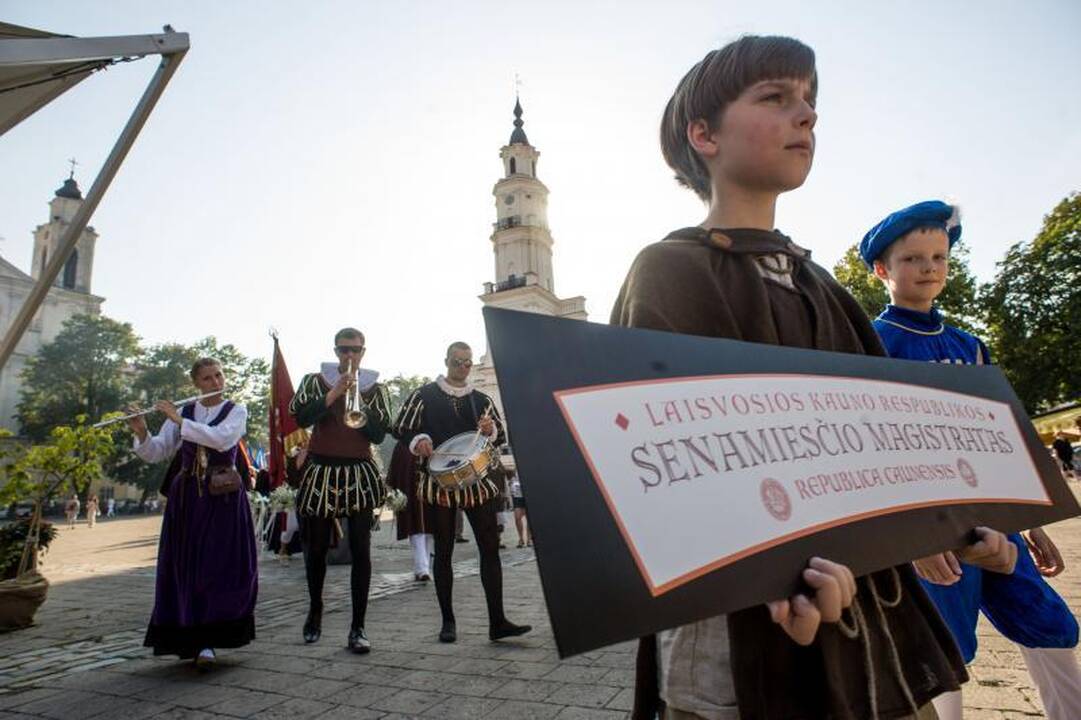 Rotušės 470-asis jubiliejus: patrankos šūviai ir puošnios damos