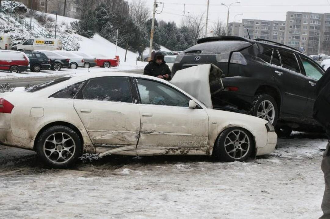Vilniuje „Audi“ taranavo automobilius   