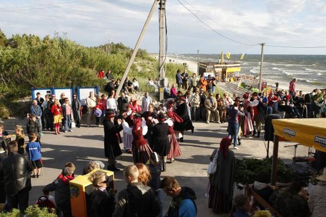 Klaipėdiečiai Joninių naktį šėlo ir prie jūros, ir senamiestyje