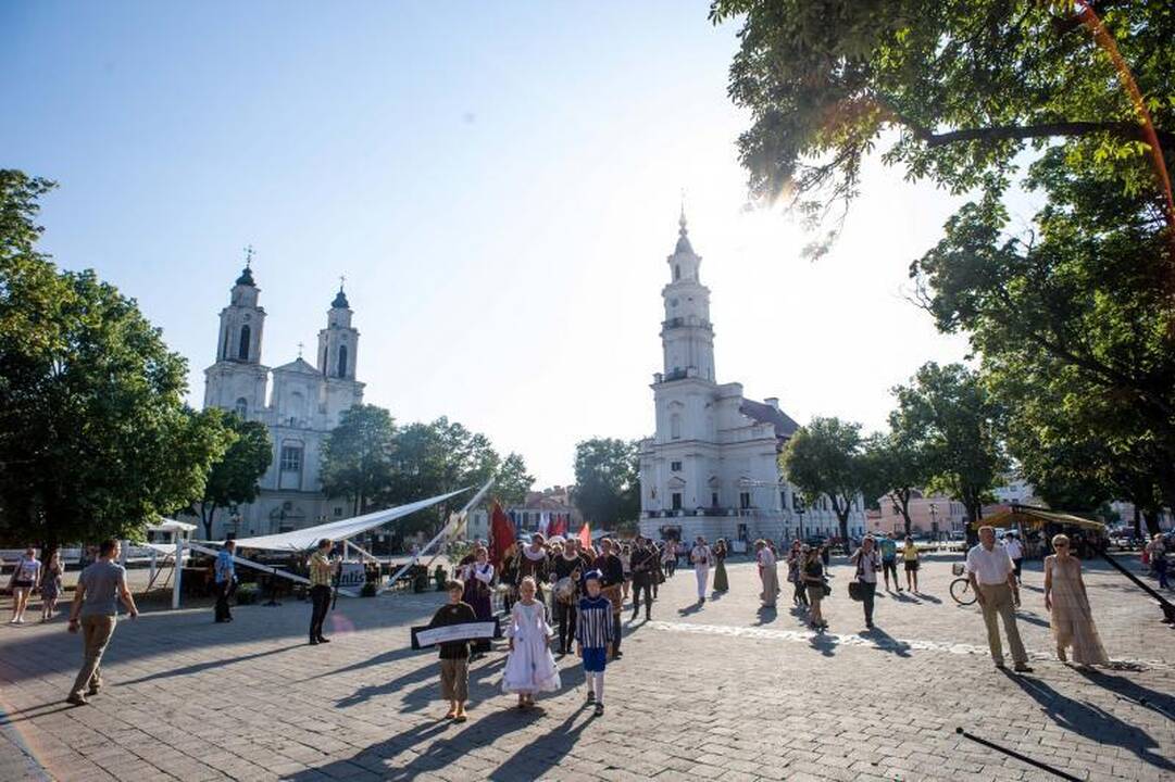 Rotušės 470-asis jubiliejus: patrankos šūviai ir puošnios damos