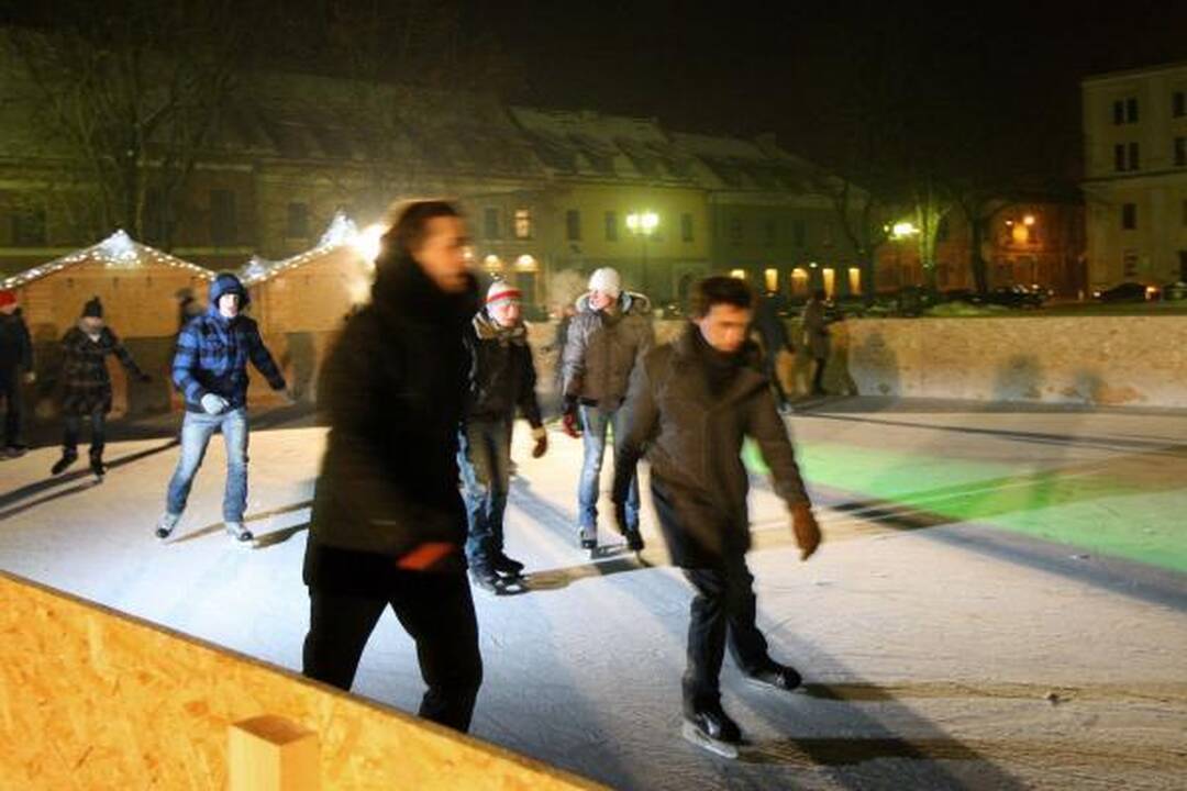 Čiuožykla Rotušės aikštėje: tamsu, bet smagu
