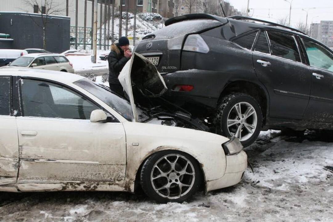 Vilniuje „Audi“ taranavo automobilius   