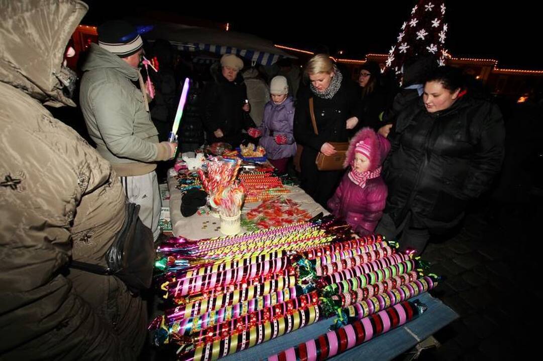 Klaipėdoje eglutė įžiebta pagal S. Nėries „Senelės pasaką“ (papildyta)