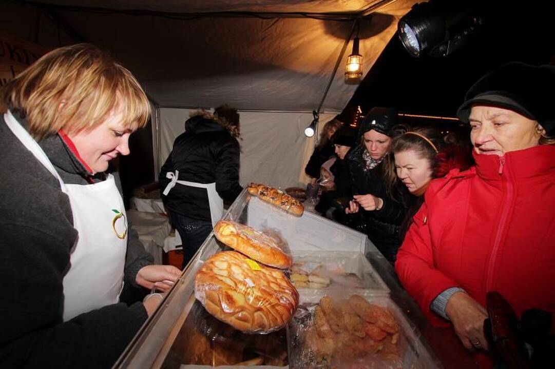 Klaipėdoje eglutė įžiebta pagal S. Nėries „Senelės pasaką“ (papildyta)