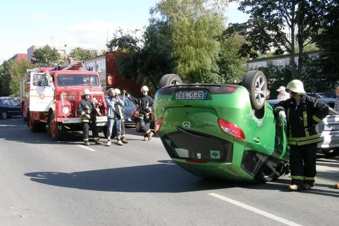 Užstrigus vairui apsivertė klaipėdietės „Mazda“