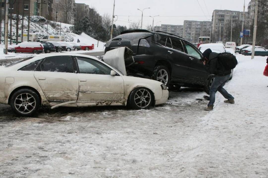 Vilniuje „Audi“ taranavo automobilius   