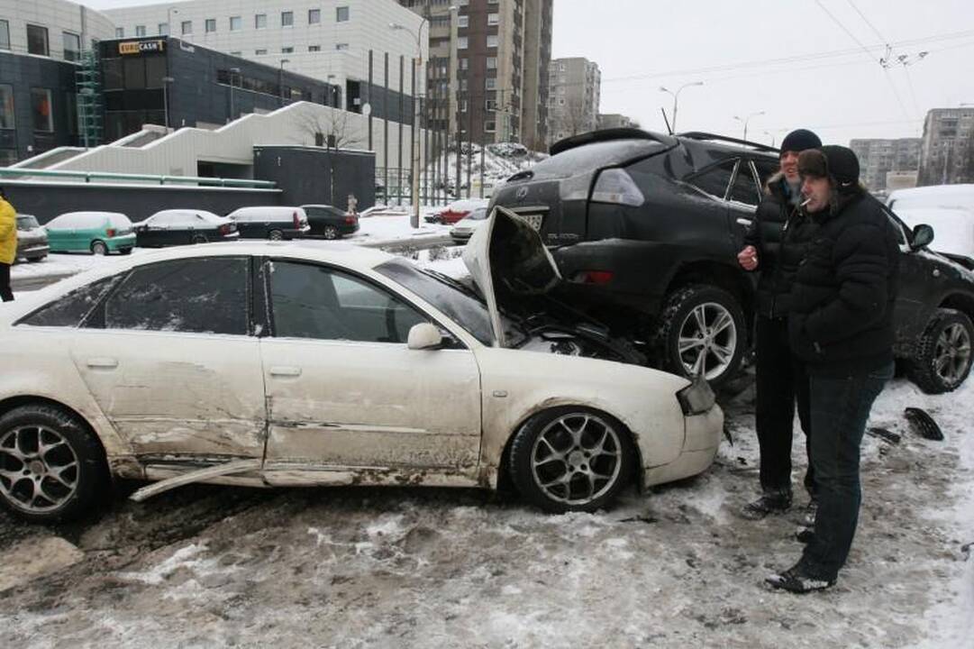 Vilniuje „Audi“ taranavo automobilius   