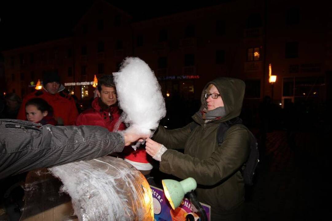Klaipėdoje eglutė įžiebta pagal S. Nėries „Senelės pasaką“ (papildyta)