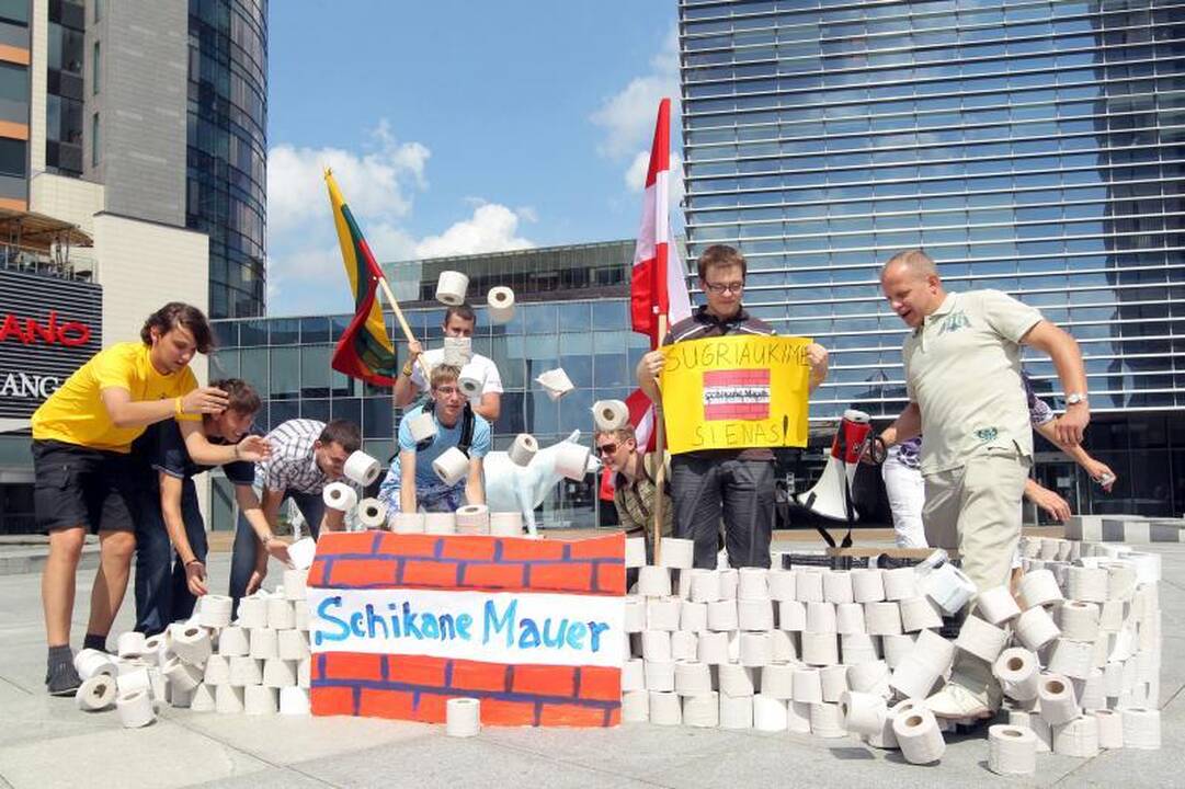 Europos aikštėje – tualetinė protesto akcija
