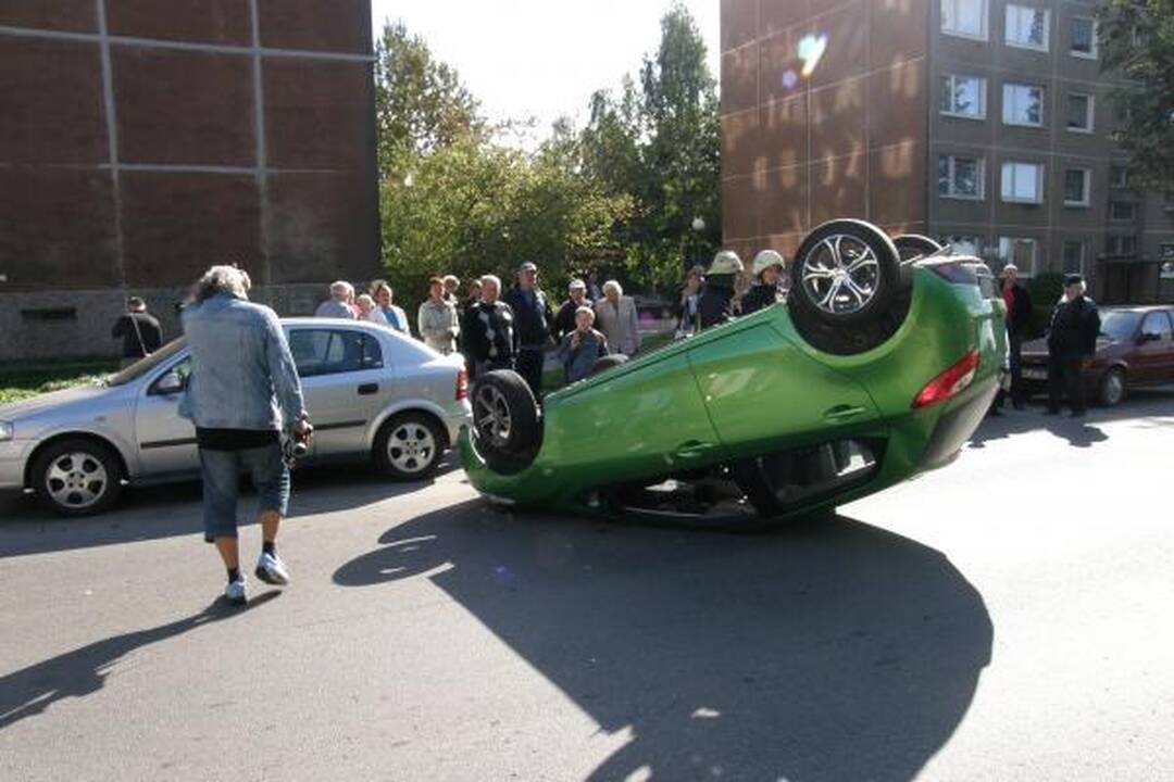 Užstrigus vairui apsivertė klaipėdietės „Mazda“