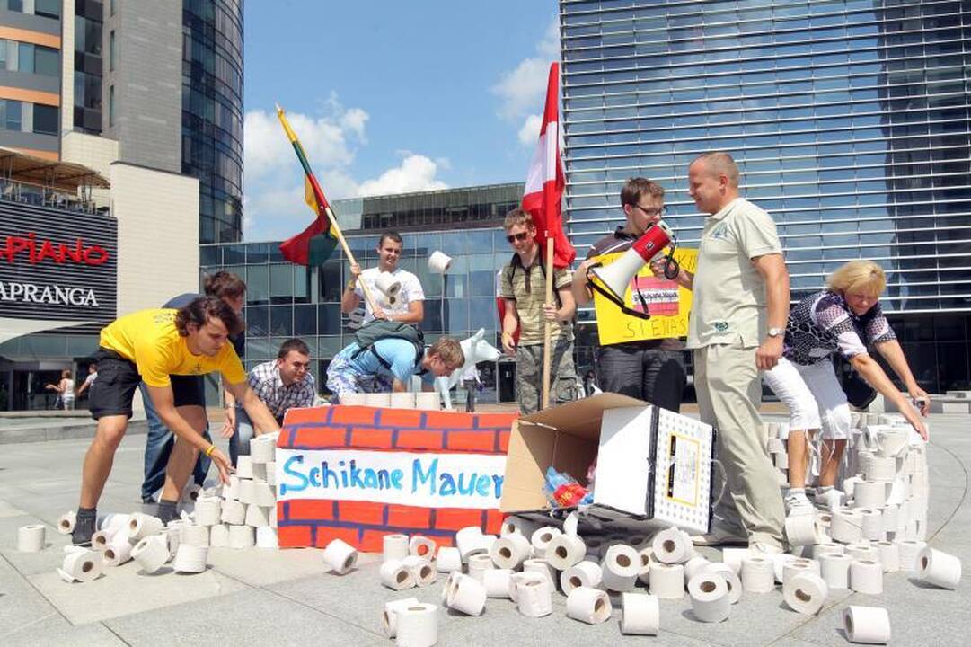 Europos aikštėje – tualetinė protesto akcija
