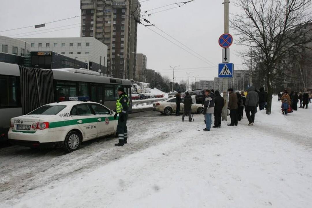 Vilniuje „Audi“ taranavo automobilius   
