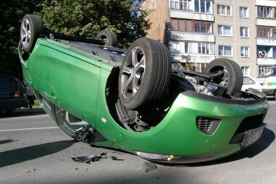 Užstrigus vairui apsivertė klaipėdietės „Mazda“