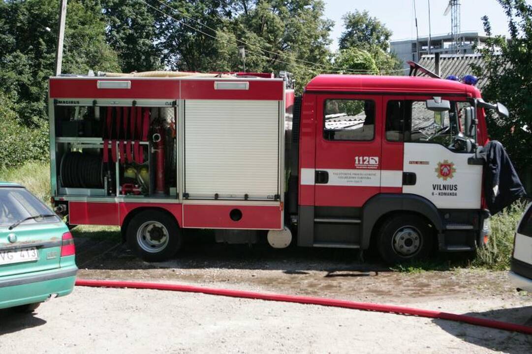 Netoliese Vilniaus centro degė gyvenamasis namas