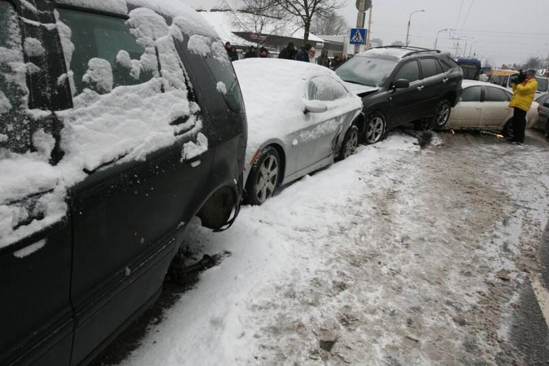 Vilniuje „Audi“ taranavo automobilius   