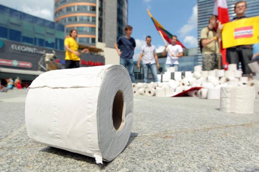 Europos aikštėje – tualetinė protesto akcija