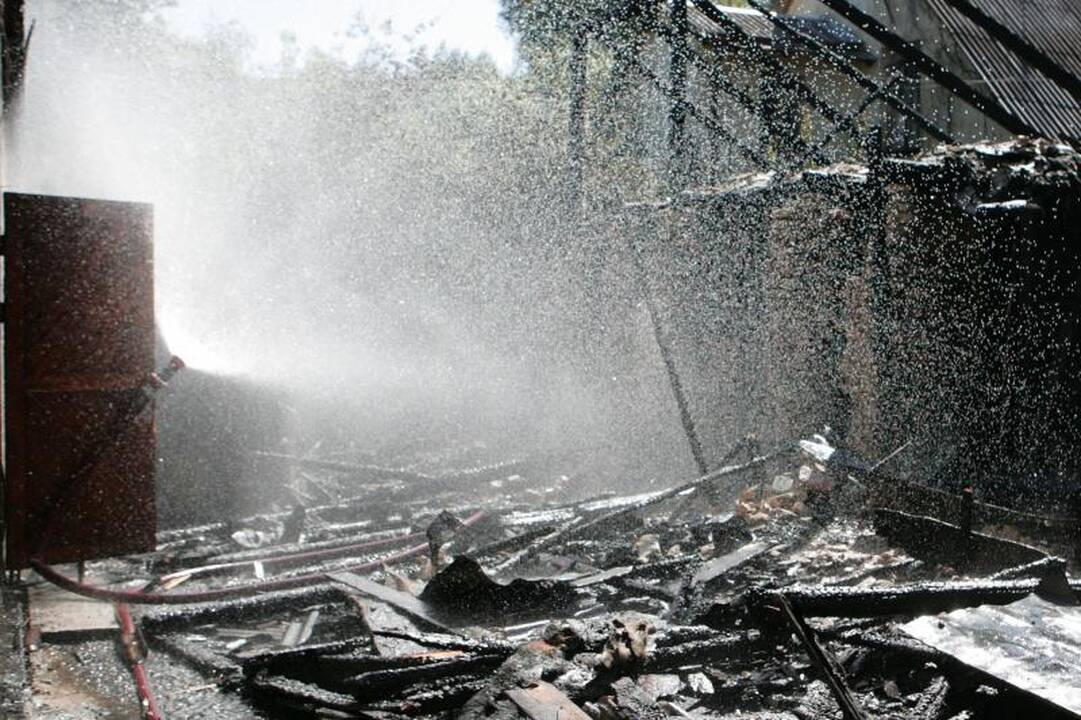 Netoliese Vilniaus centro degė gyvenamasis namas