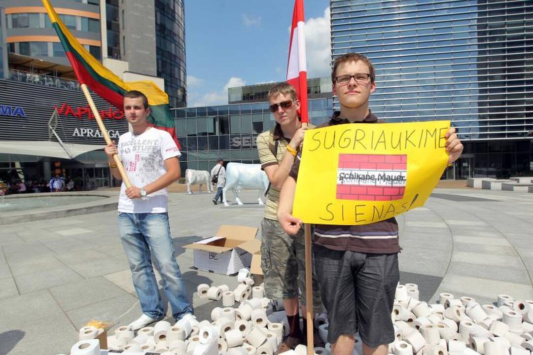 Europos aikštėje – tualetinė protesto akcija