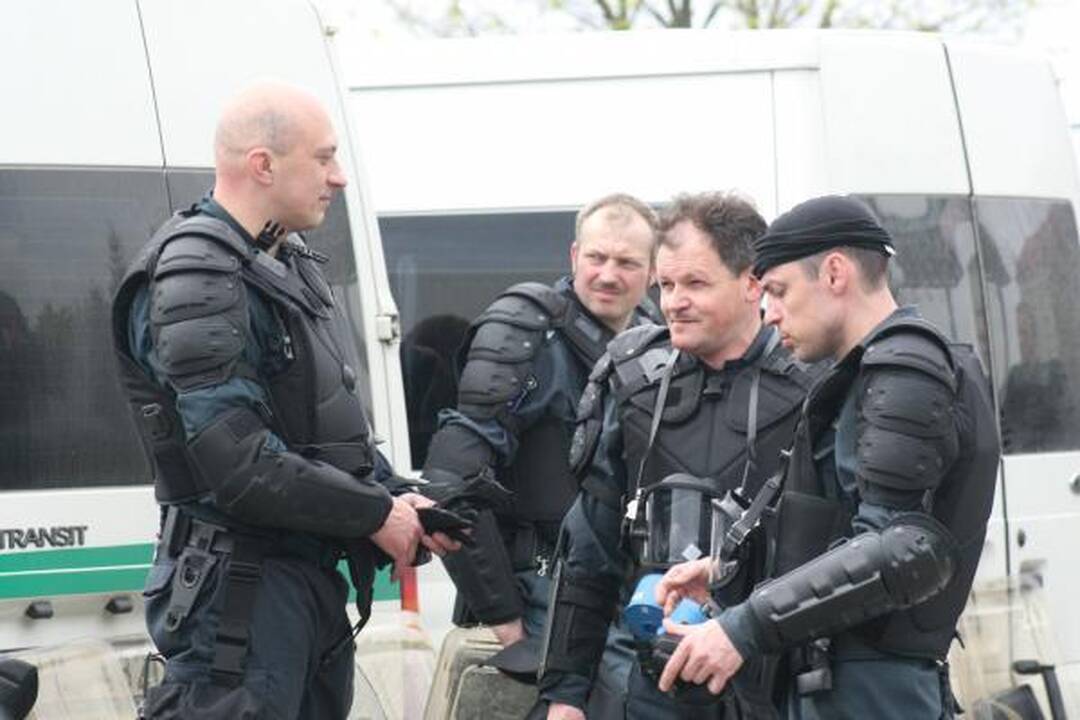 Po eitynių - riaušės. P.Gražulis ir K.Uoka išvesdinti jėga