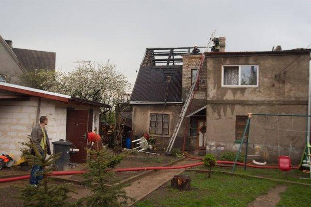 Vilniuje žaibas padegė namą
