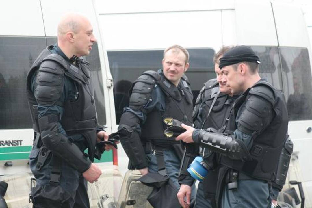 Po eitynių - riaušės. P.Gražulis ir K.Uoka išvesdinti jėga