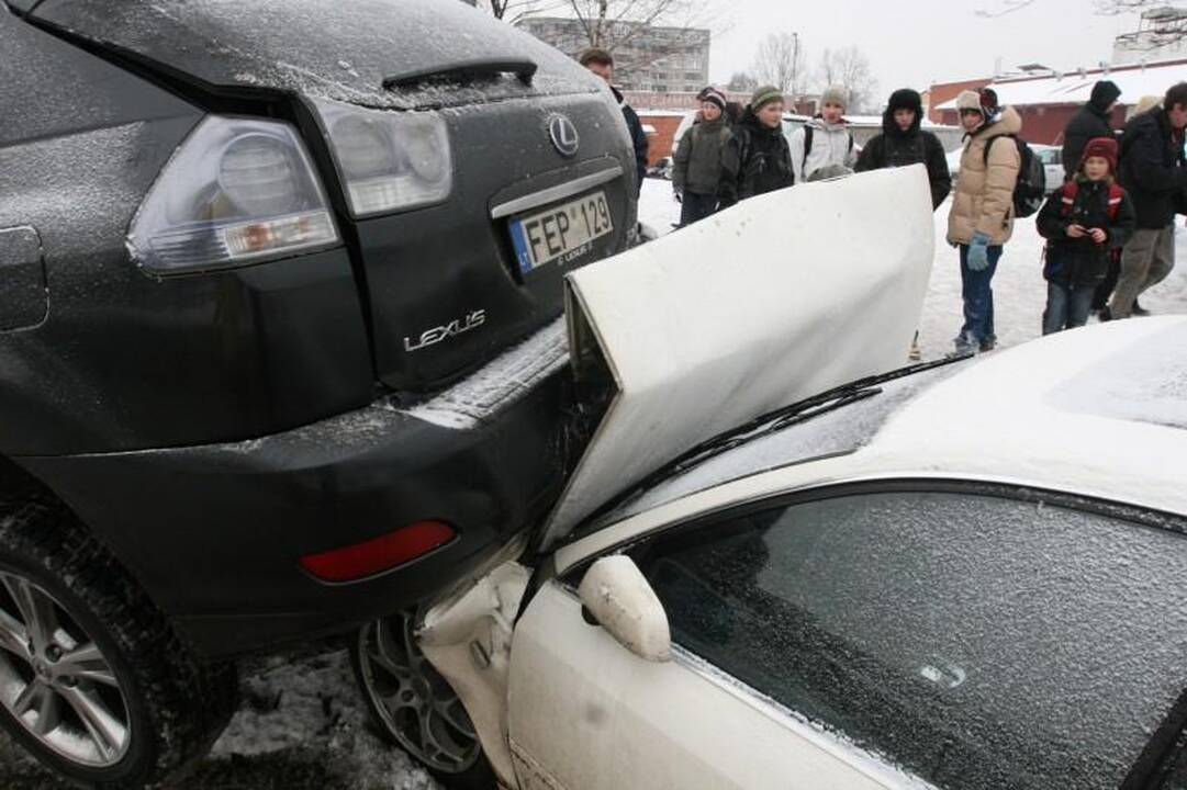 Vilniuje „Audi“ taranavo automobilius   