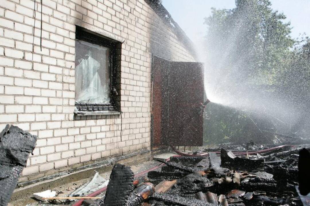 Netoliese Vilniaus centro degė gyvenamasis namas