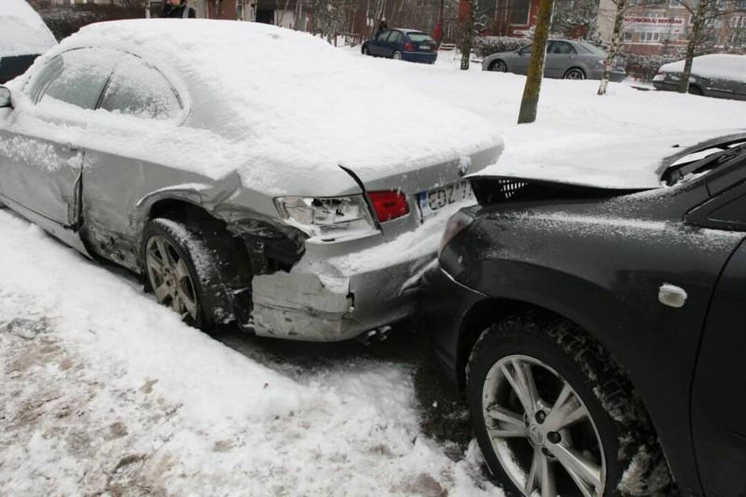 Vilniuje „Audi“ taranavo automobilius   