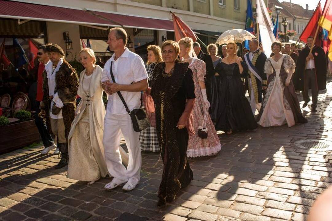 Rotušės 470-asis jubiliejus: patrankos šūviai ir puošnios damos