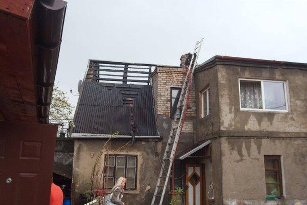 Vilniuje žaibas padegė namą