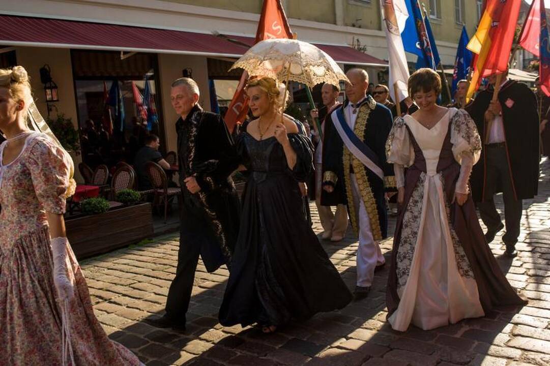 Rotušės 470-asis jubiliejus: patrankos šūviai ir puošnios damos