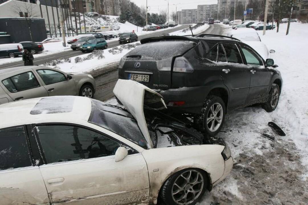 Vilniuje „Audi“ taranavo automobilius   