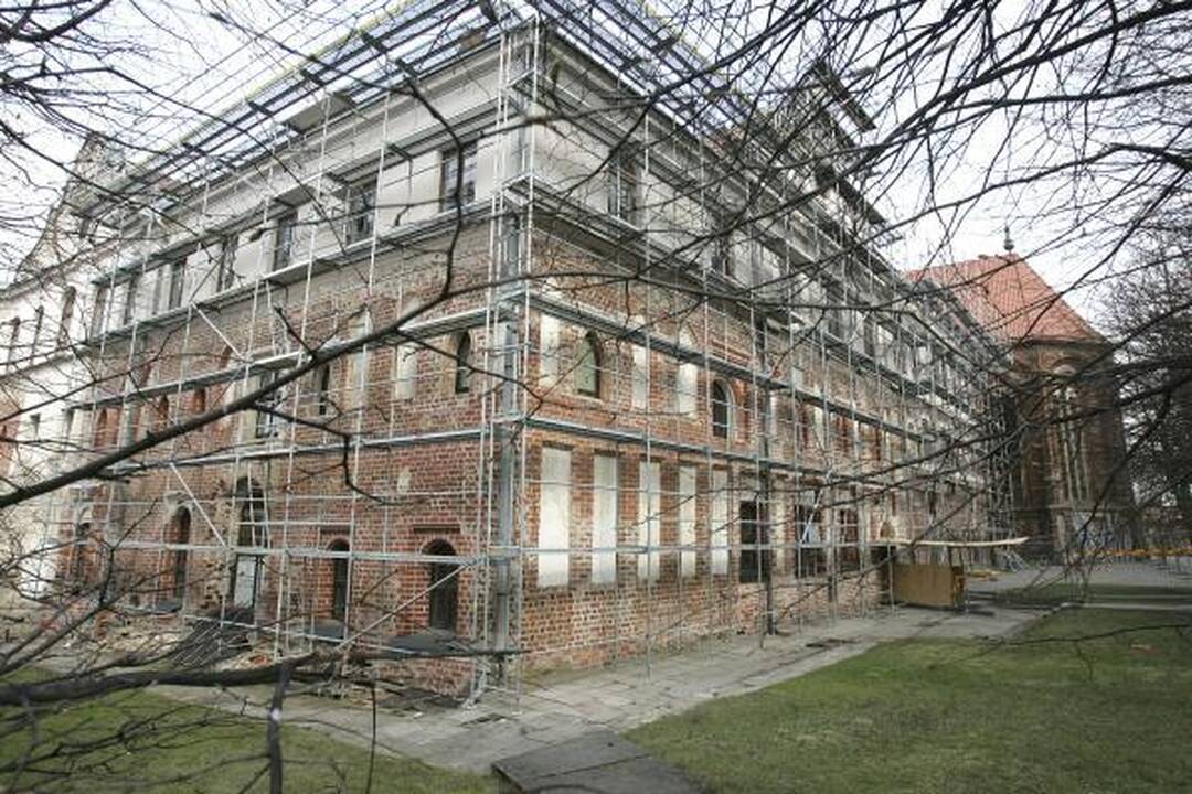 Šv.Jurgio Kankinio bažnyčia pasipuošė įspūdingu kryžiumi