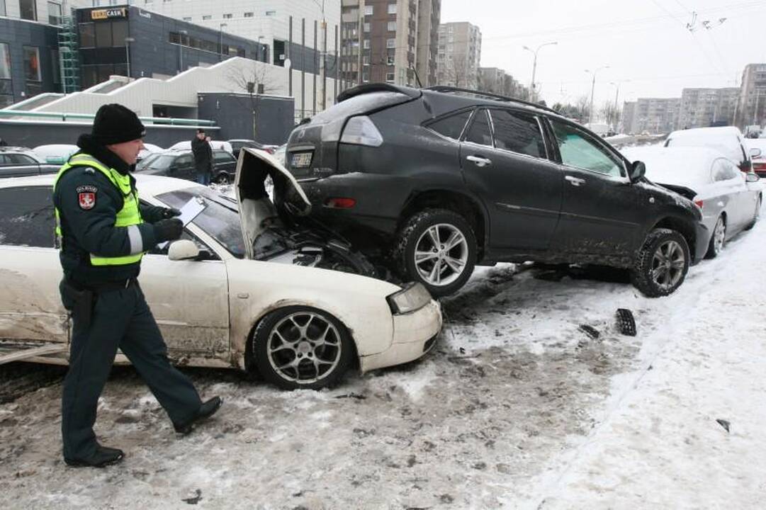 Vilniuje „Audi“ taranavo automobilius   