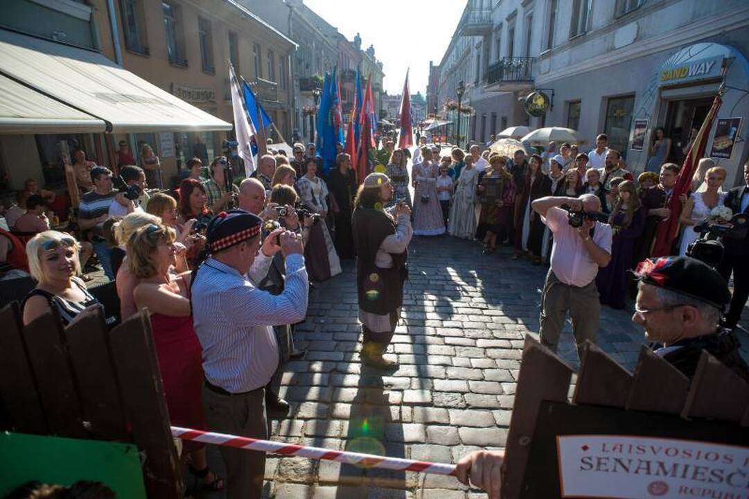 Rotušės 470-asis jubiliejus: patrankos šūviai ir puošnios damos