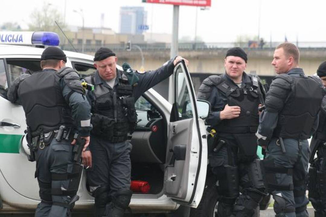 Po eitynių - riaušės. P.Gražulis ir K.Uoka išvesdinti jėga