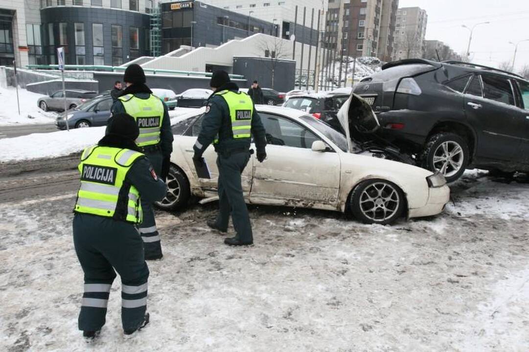 Vilniuje „Audi“ taranavo automobilius   