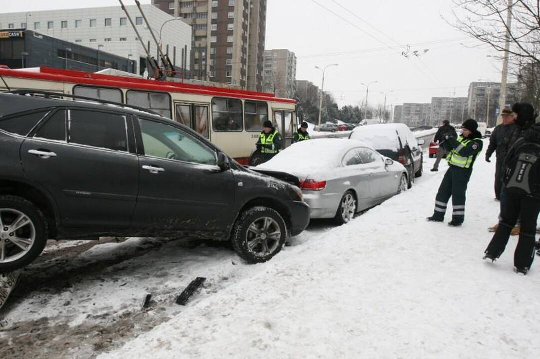 Vilniuje „Audi“ taranavo automobilius   